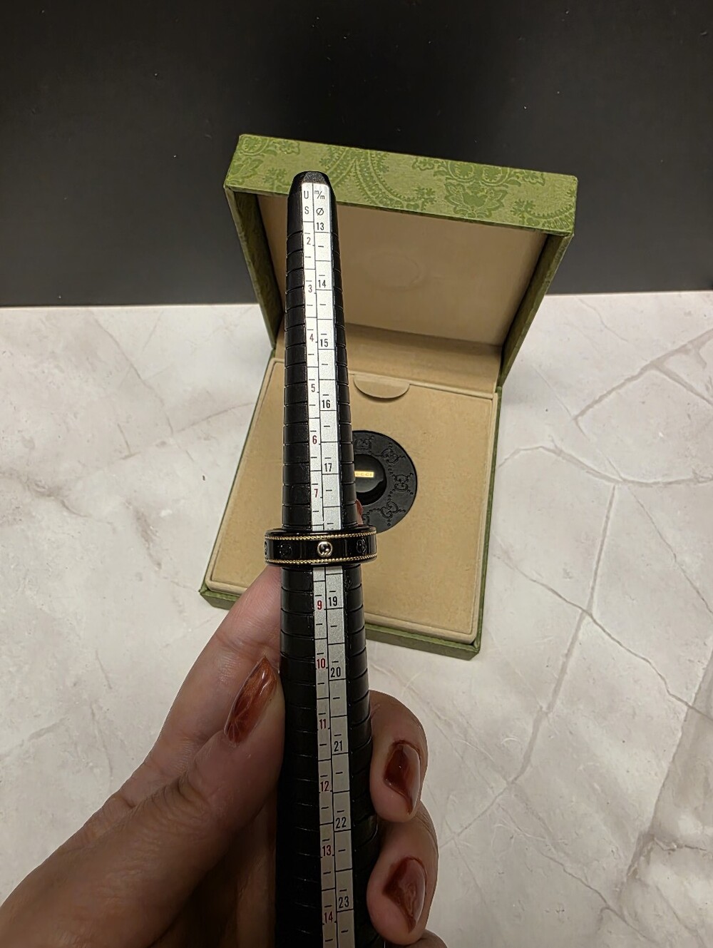 Gucci X Ōura Ring In Black And Gold - Picture 11 of 11
